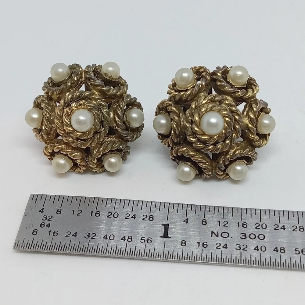 * vintage Crown Trifari early gold tone faux 7 pearl round clip on earrings